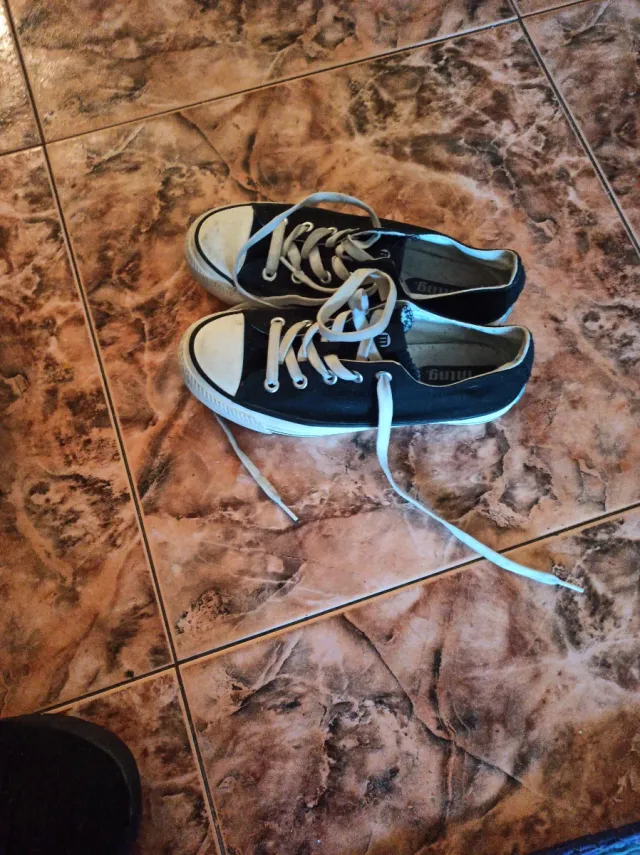 Zapatillas Converse negras y blancas