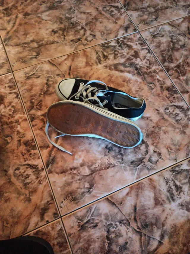 Zapatillas Converse negras y blancas