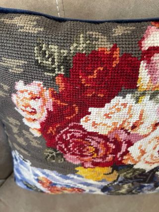 Cuscino ricamato a mano 35x35