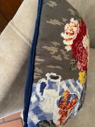 Cuscino ricamato a mano 35x35