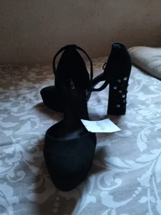 Zapatos de tacón negros elegantes para fiesta