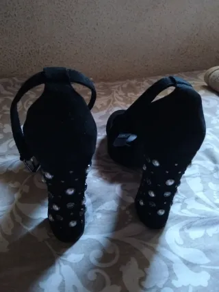 Zapatos de tacón negros elegantes para fiesta