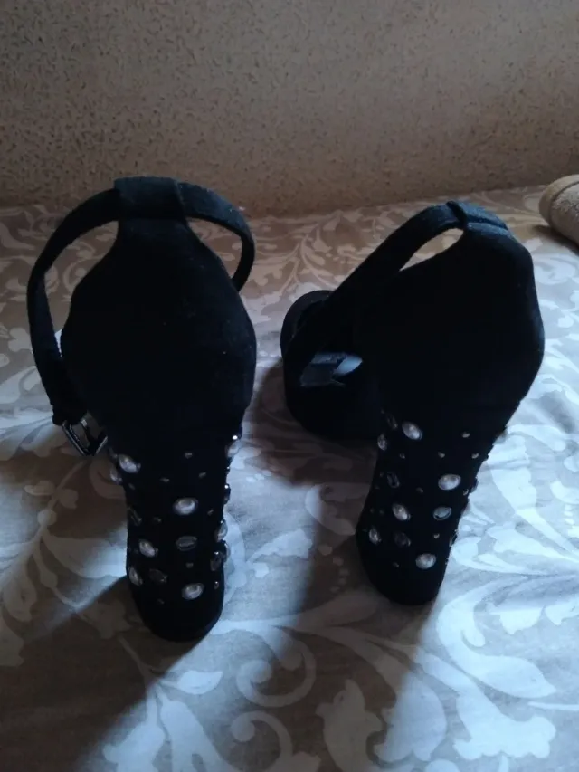 Zapatos de tacón negros elegantes para fiesta