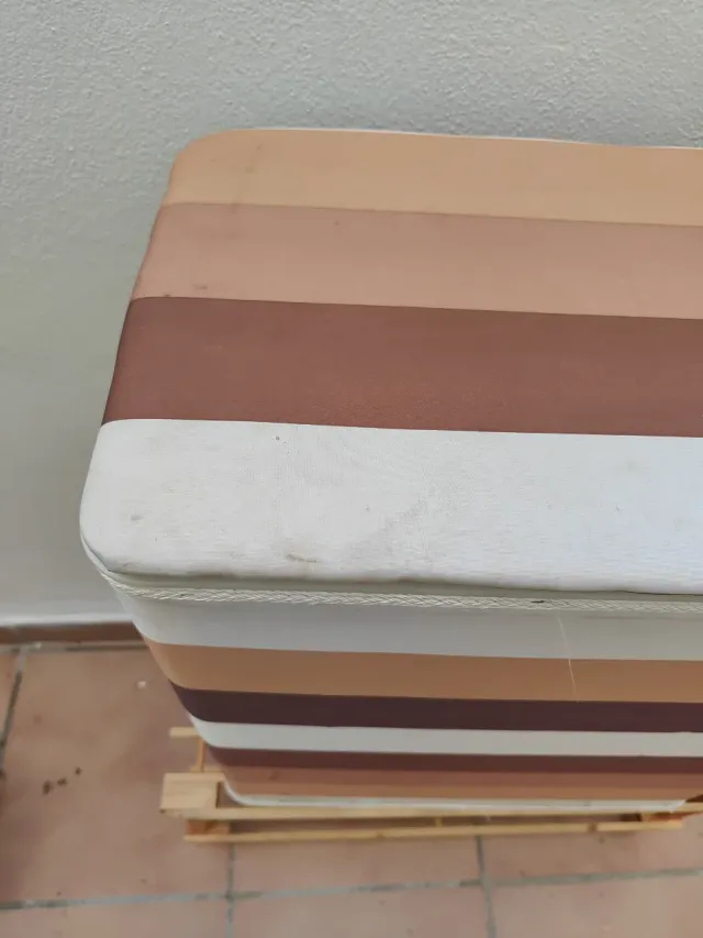 Contenedor de ropa con diseño de rayas