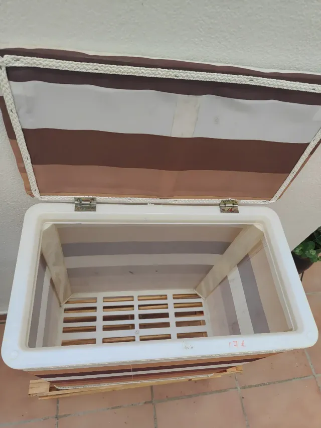 Contenedor de ropa con diseño de rayas