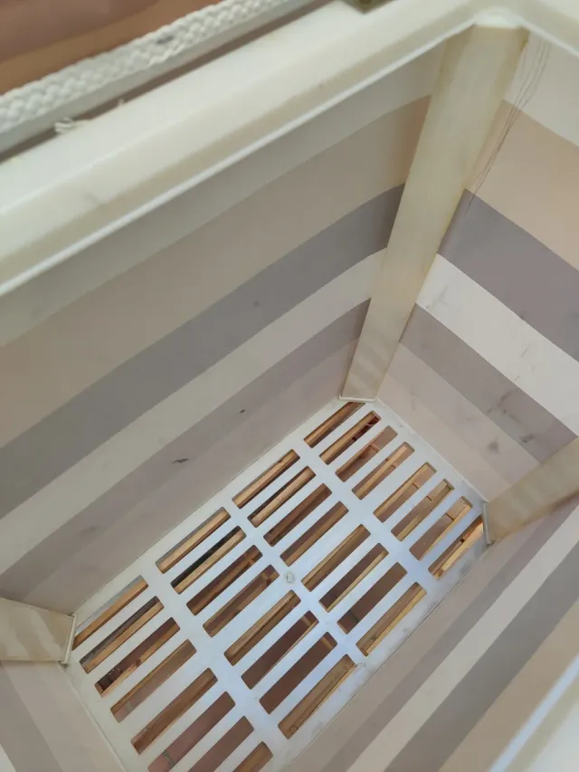 Contenedor de ropa con diseño de rayas