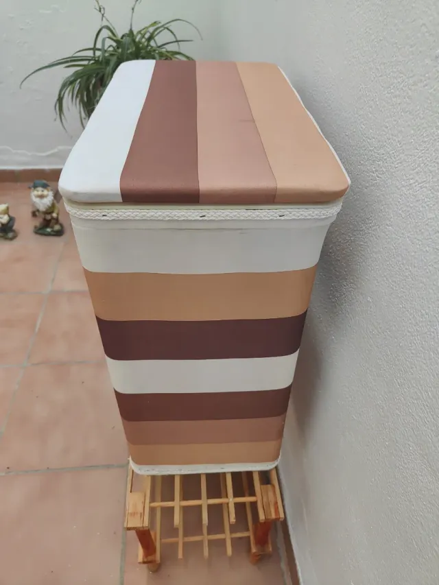 Contenedor de ropa con diseño de rayas