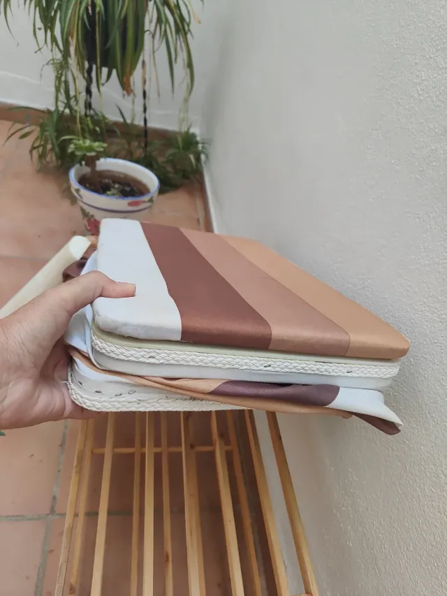 Contenedor de ropa con diseño de rayas