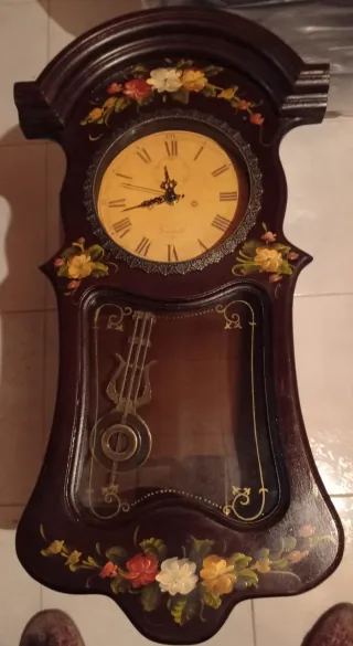 Reloj de péndulo antiguo decorado