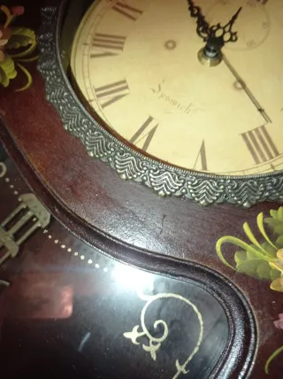 Reloj de péndulo antiguo decorado