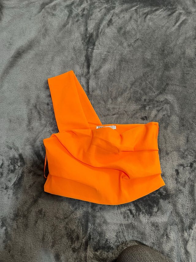 Top asimétrico naranja fruncido