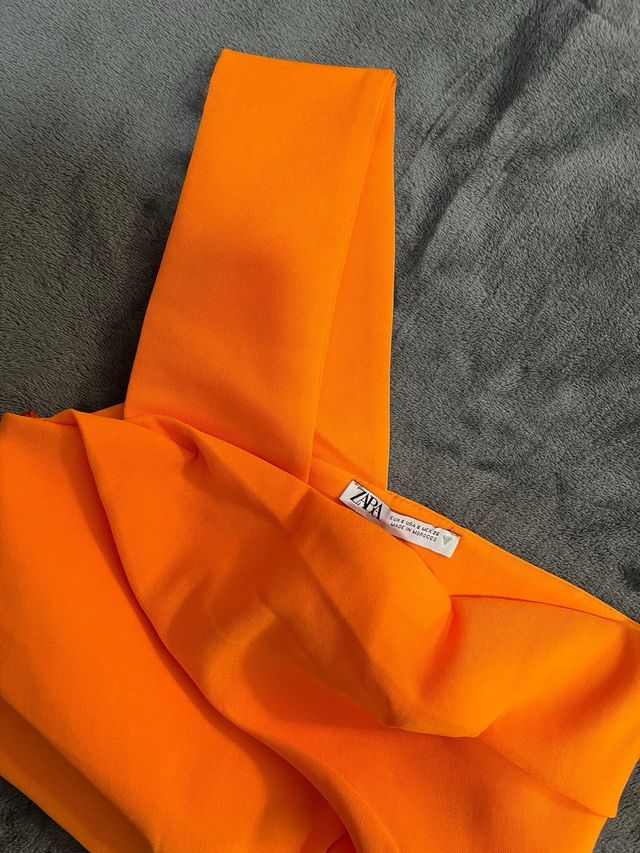 Top asimétrico naranja fruncido