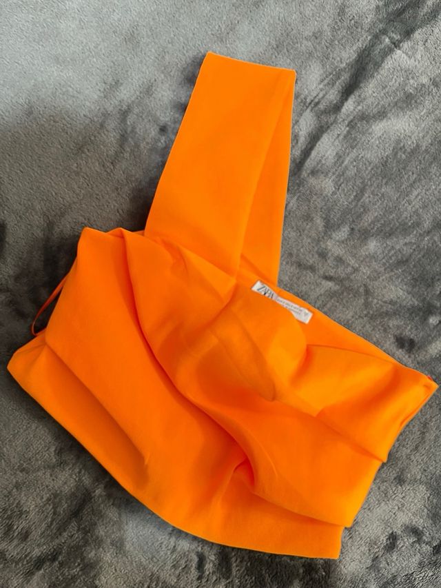 Top asimétrico naranja fruncido