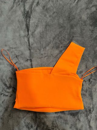 Top asimétrico naranja fruncido