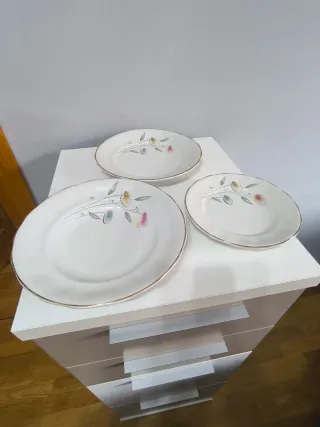 Juego de vajilla  6 personas + fuente + 2 bandejas