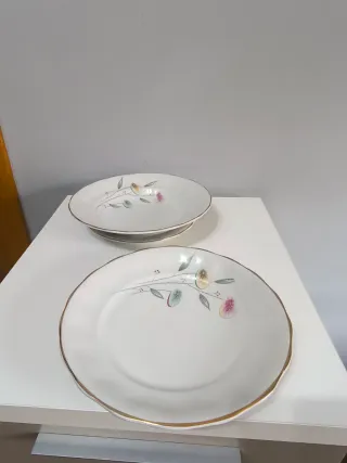 Juego de vajilla  6 personas + fuente + 2 bandejas