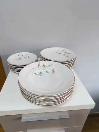 Juego de vajilla  6 personas + fuente + 2 bandejas