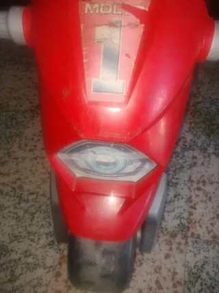 Moto correpasillos roja