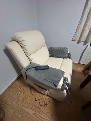 Sillón masajeador de piel beige
