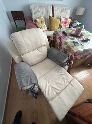 Sillón masajeador de piel beige