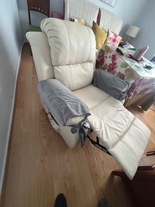 Sillón masajeador de piel beige