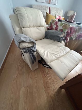 Sillón masajeador de piel beige