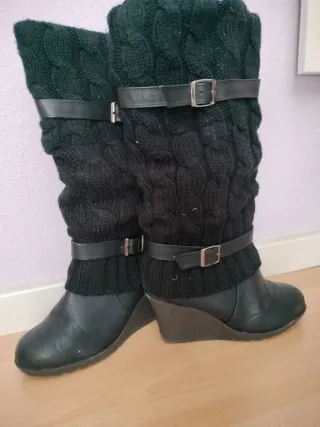 Botas altas negras con tejido y hebillas