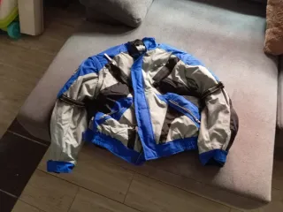 Chaqueta de moto azul y gris