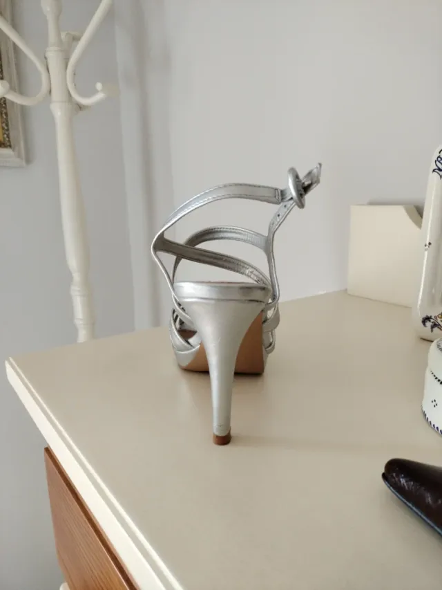 Zapatos de fiesta plateados