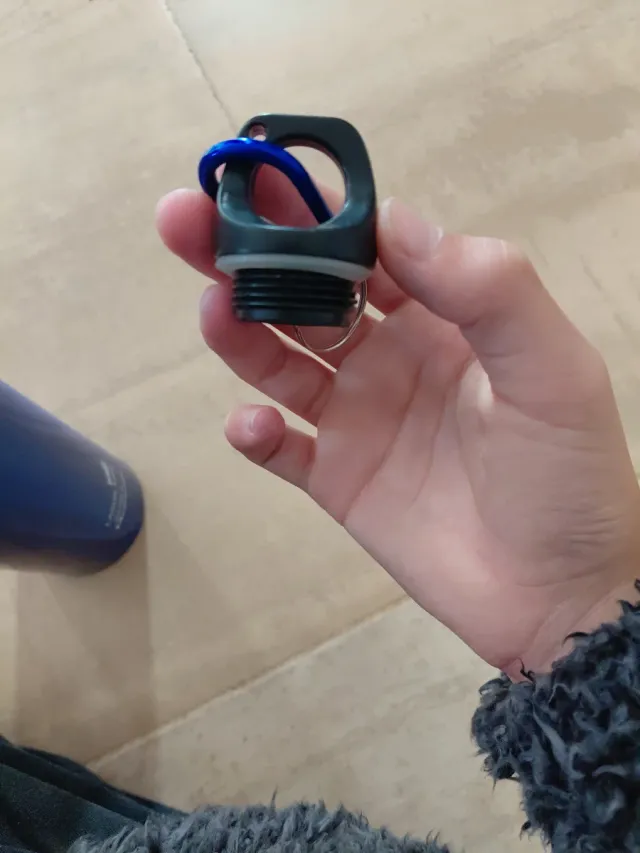 Botella de metal azul