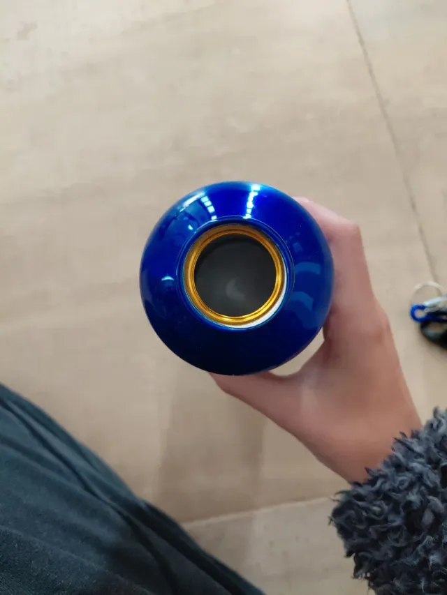 Botella de metal azul