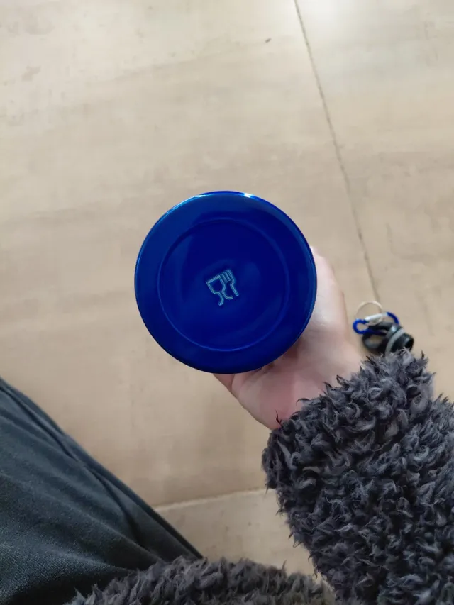 Botella de metal azul