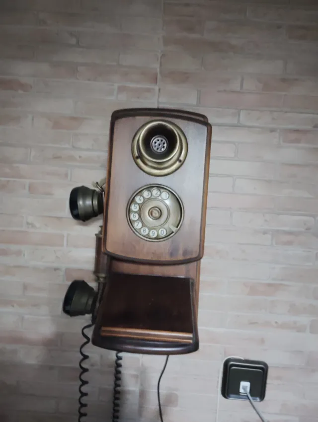 Teléfono antiguo de pared