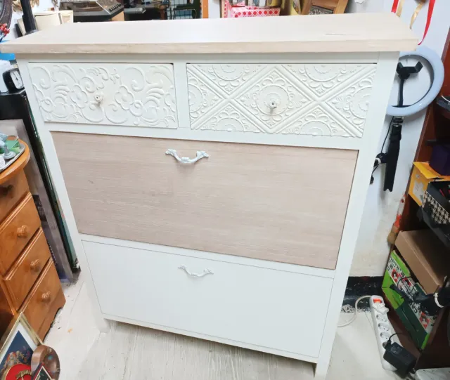 Mueble zapatero de madera y blanco