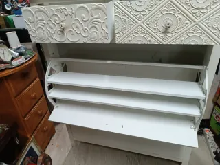 Mueble zapatero de madera y blanco