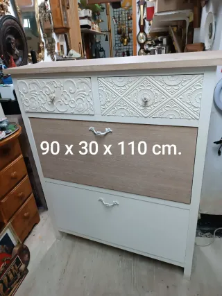 Mueble zapatero de madera y blanco