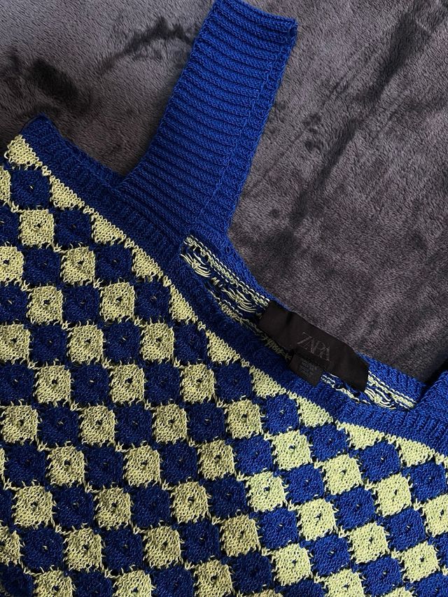 Top de punto azul y verde lima