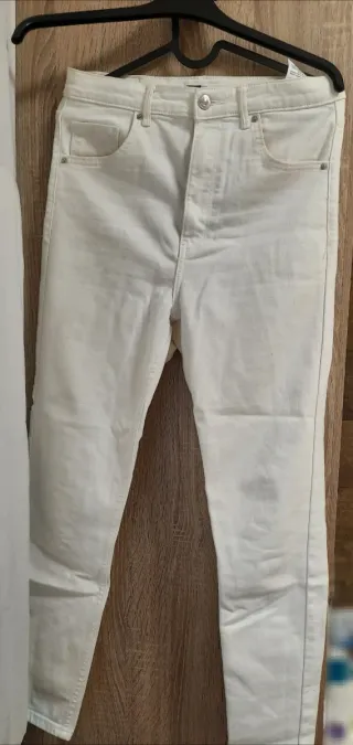 Pantalón vaquero blanco Bershka