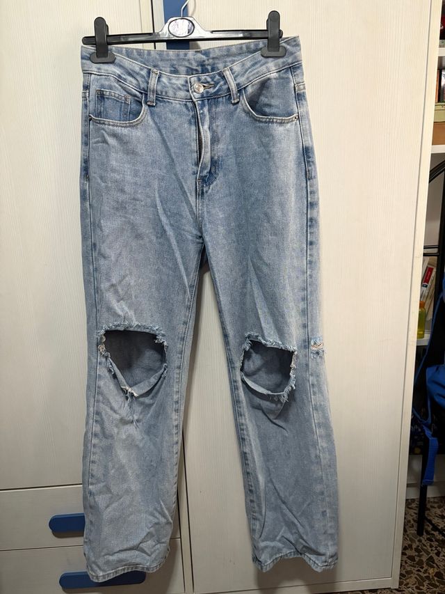 Vaqueros rotos desgastados