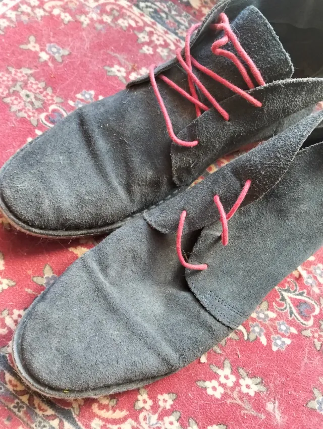 Zapatos El Ganso grises con cordones rojos