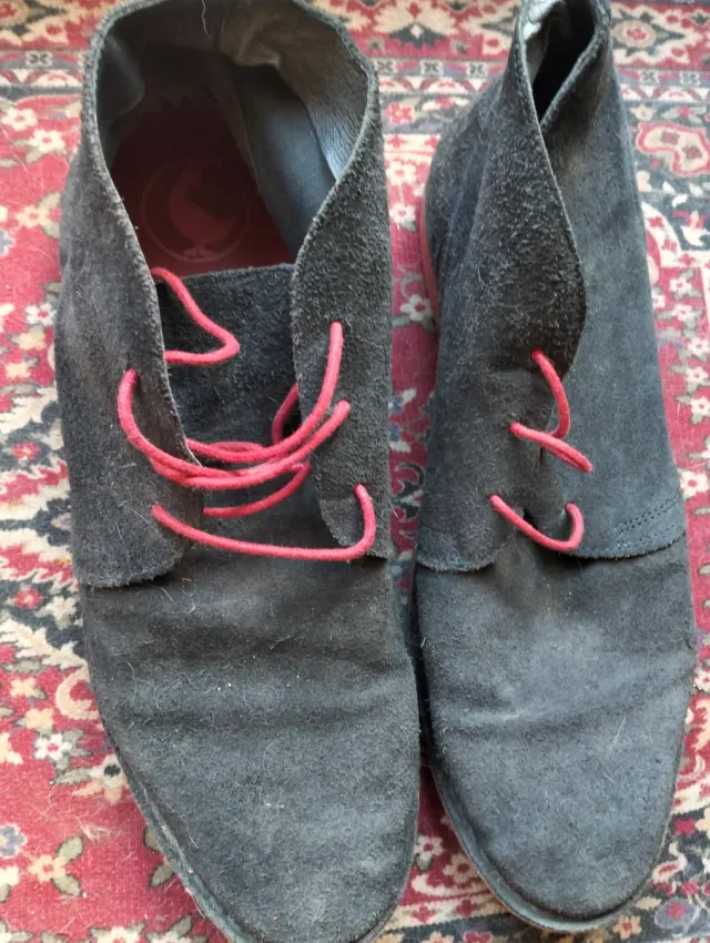 Zapatos El Ganso grises con cordones rojos