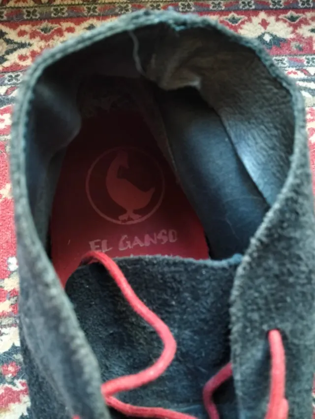 Zapatos El Ganso grises con cordones rojos