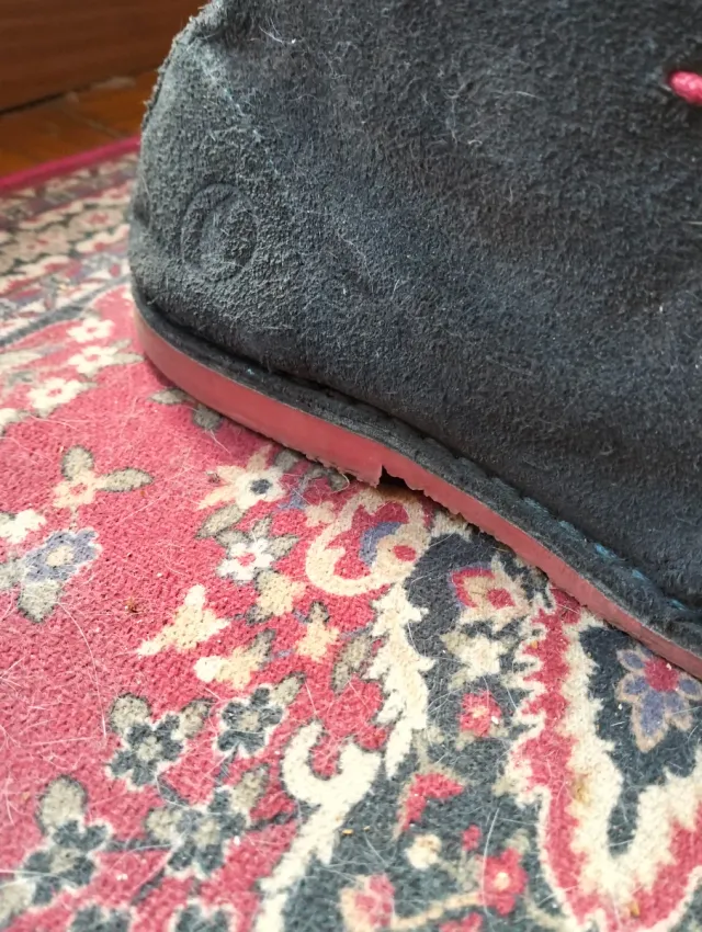 Zapatos El Ganso grises con cordones rojos