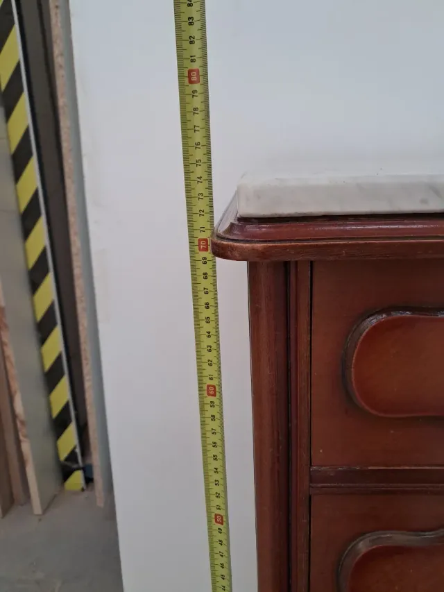 Comodino in legno con piano in marmo