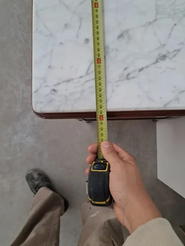 Comodino in legno con piano in marmo