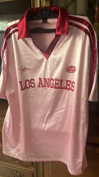 Camiseta rosa Los Angeles con detalles rojos
