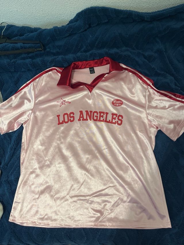 Camiseta rosa Los Angeles con detalles rojos