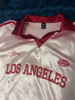 Camiseta rosa Los Angeles con detalles rojos