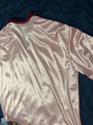 Camiseta rosa Los Angeles con detalles rojos