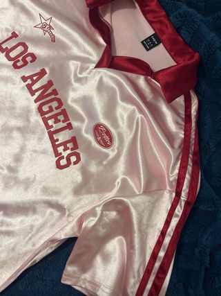 Camiseta rosa Los Angeles con detalles rojos